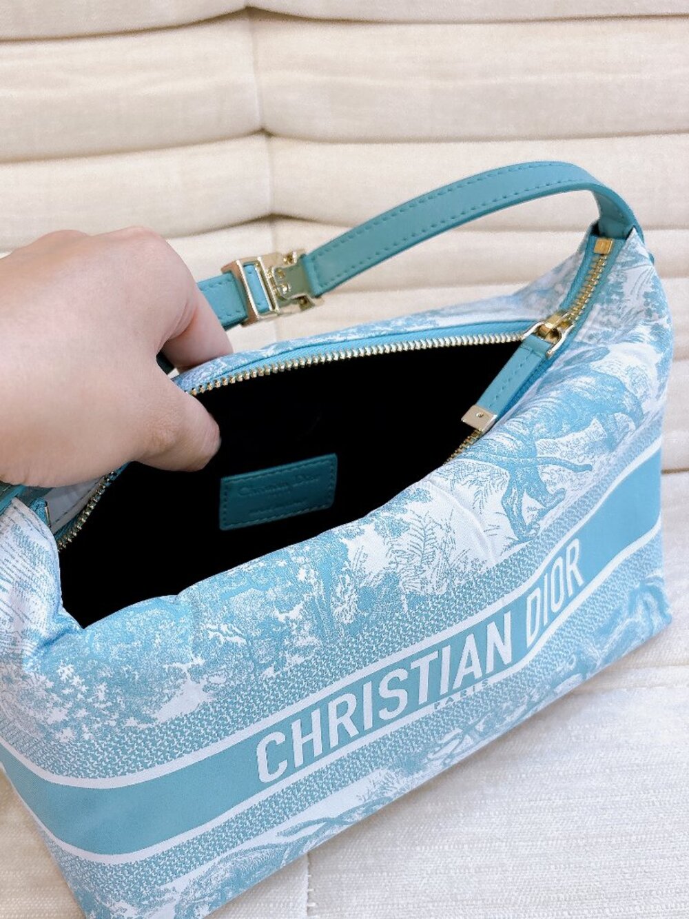 99% NEW DIOR BAG - Picture 5 of 12